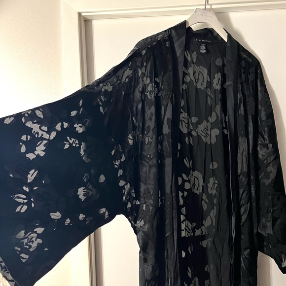 Victoria’s Secret Archives Burnout Robe - Picture 2 of 5